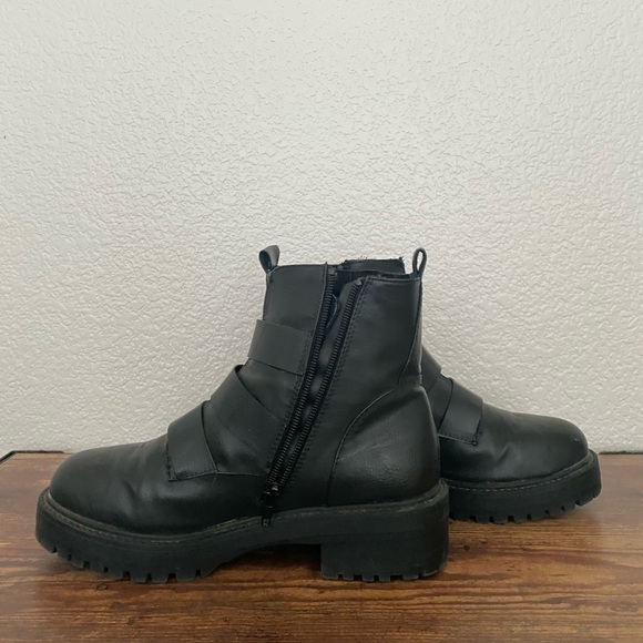 Black ankle length boots with platforms - Picture 3 of 3